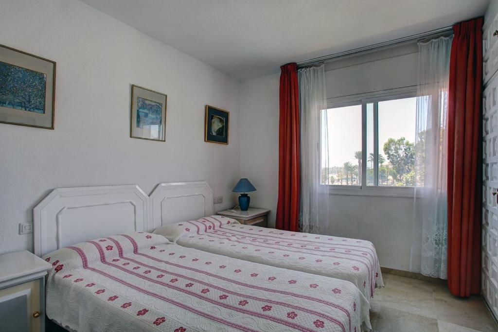 Posteľ alebo postele v izbe v ubytovaní Lovely beachfront apartment Puerto Banus Marbella