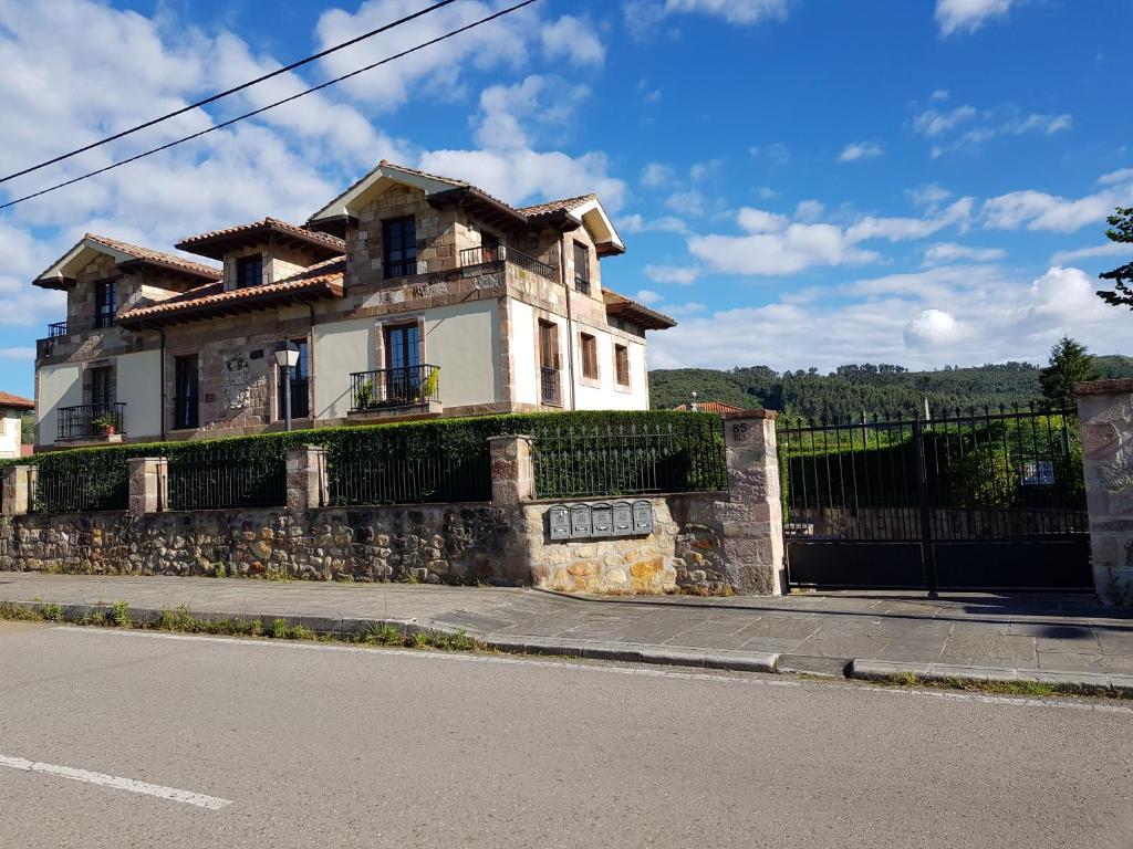 an old house on the side of a street at Apartamento Casona de la Viesca in Liendo