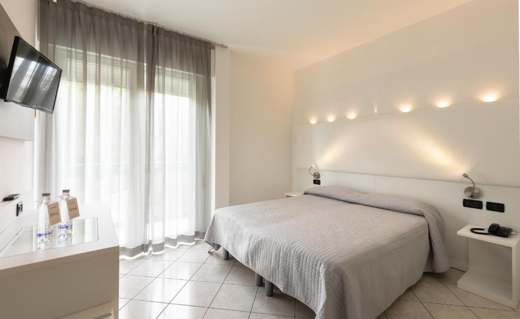 Łóżko lub łóżka w pokoju w obiekcie Hotel Kennedy
