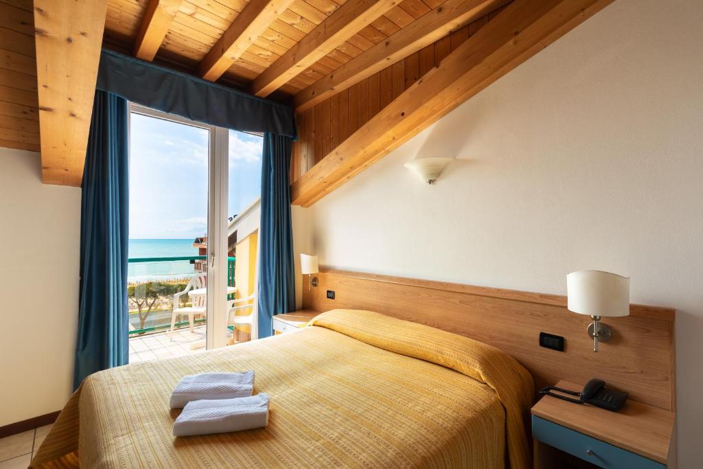 Łóżko lub łóżka w pokoju w obiekcie Hotel Kennedy