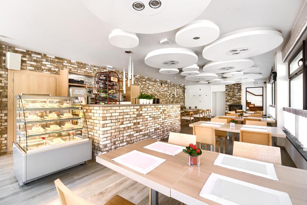 Reštaurácia alebo iné gastronomické zariadenie v ubytovaní Villa Madre Golf & Family
