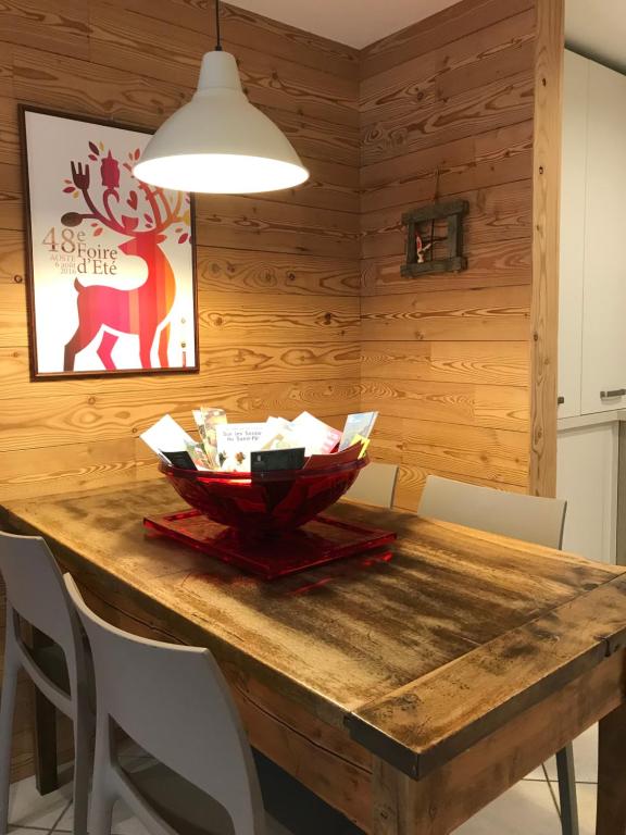 una mesa de madera con sillas y un tazón. en Alloggio turistico Maison S Anselme VDA Aosta CIR 0015, en Aosta
