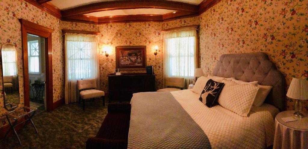 McCloud Hotel - Deluxe King Room