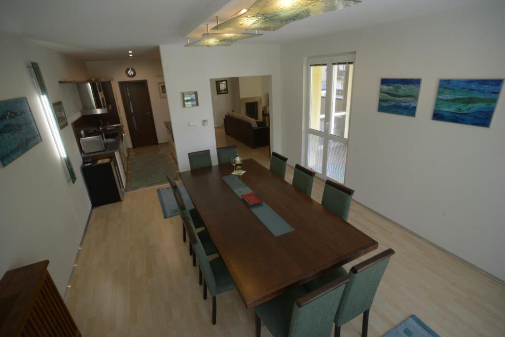A kitchen or kitchenette at Apartmán Lomnica