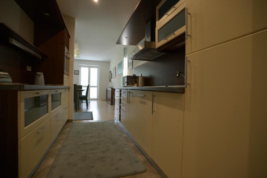 A kitchen or kitchenette at Apartmán Lomnica
