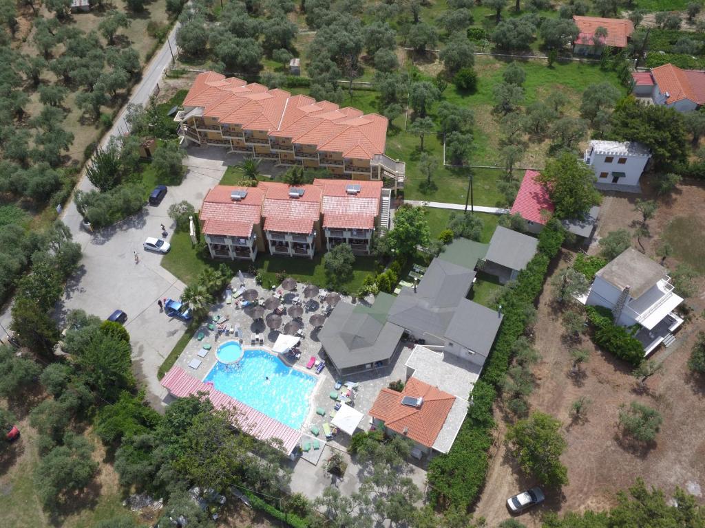 eine Luftansicht eines Hauses mit Pool in der Unterkunft Hotel Zafira in Skala Rachoniou