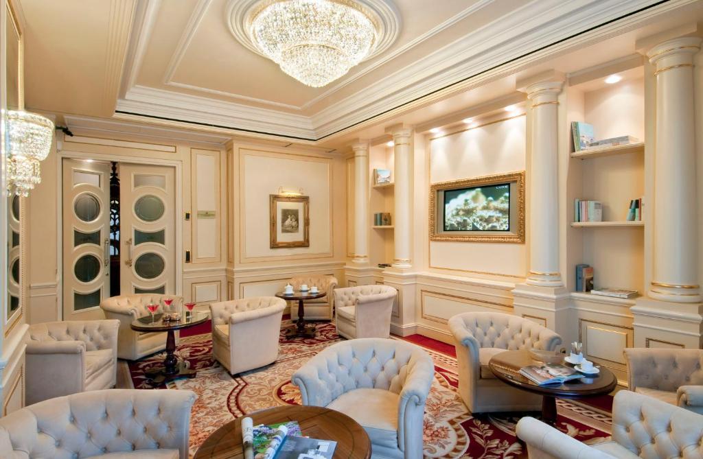 Posezení v ubytování Grand Hotel Bristol