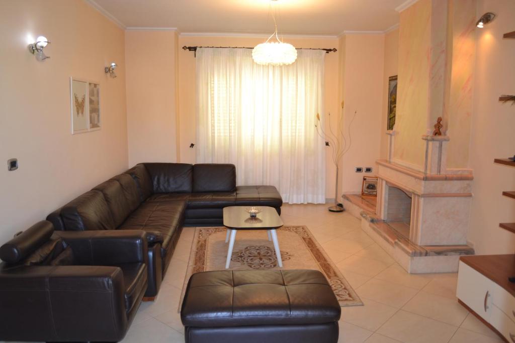 sala de estar con sofá y chimenea en Deluxe Penthouse 3 Bedrooms Apartment, en Vlorë