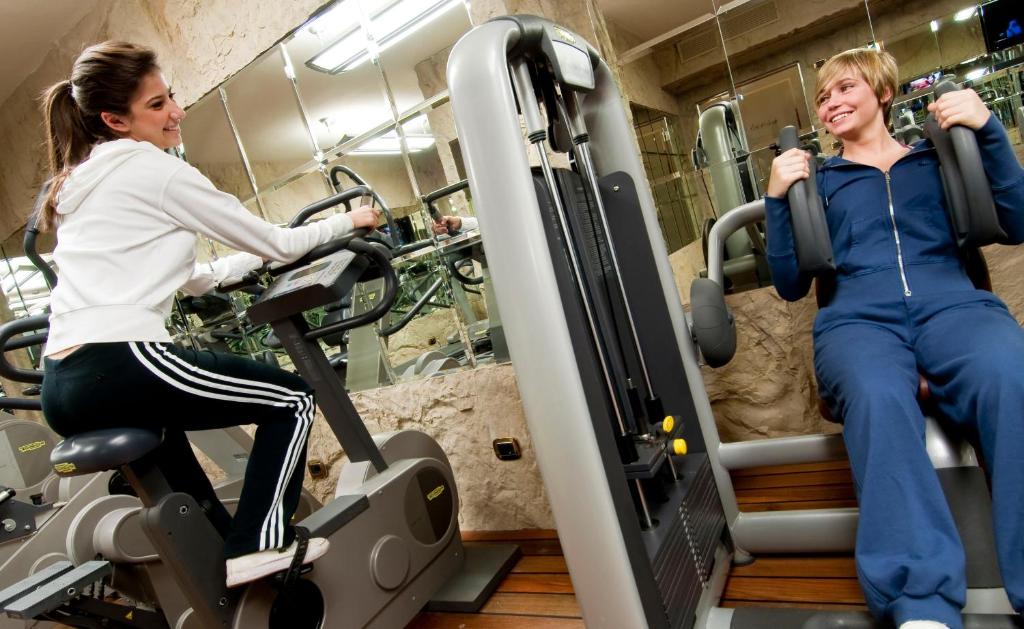 Fitness centrum a/nebo fitness zařízení v ubytování Hotel Splendid