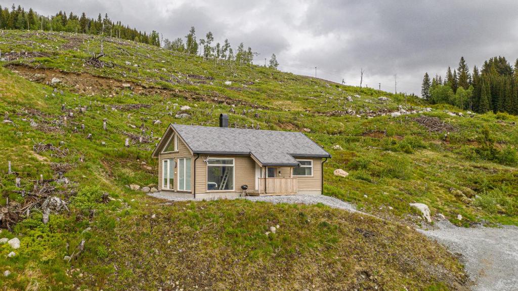 een klein huis aan de zijkant van een heuvel bij Fjellsporthytta nr. 4 in Sogndal