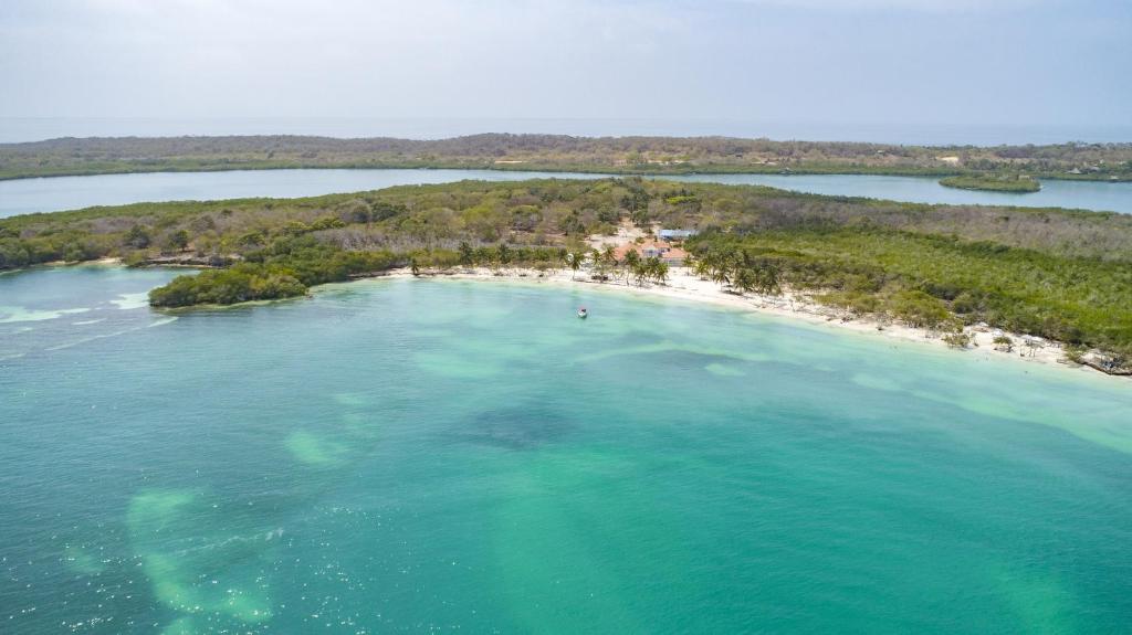 uma ilha no meio de um corpo de água em Hotel Agua Azul Beach Resort em Barú