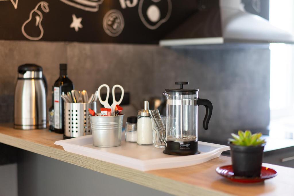 Příslušenství pro přípravu čaje a kávy v ubytování Good People Design Hostel