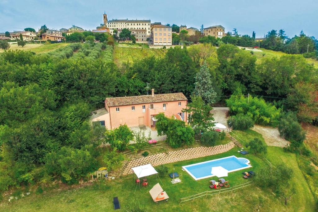 una vista aérea de una casa con piscina en Villa Sant'Elena, en Morro dʼAlba