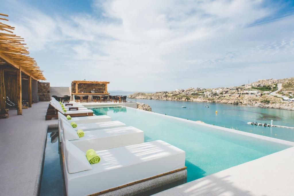 uma piscina com vista para a água em Super Paradise Hotel em Super Paradise Beach