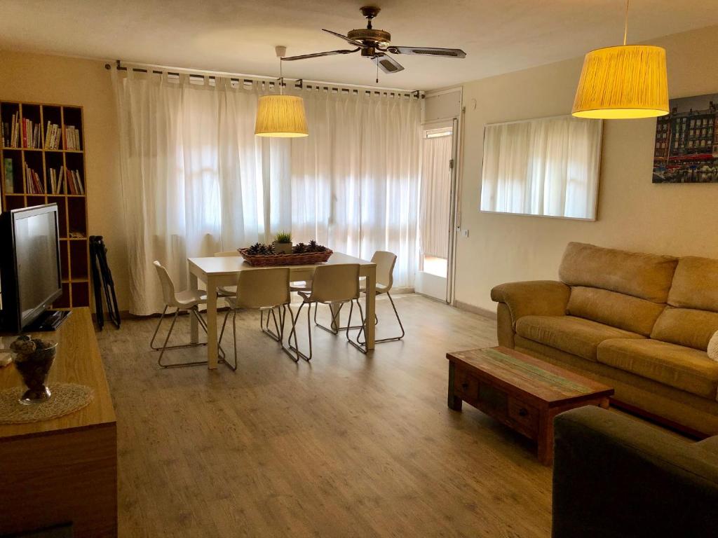 ein Wohnzimmer mit einem Sofa und einem Tisch in der Unterkunft Apartament Prat de la Riba in Tarragona