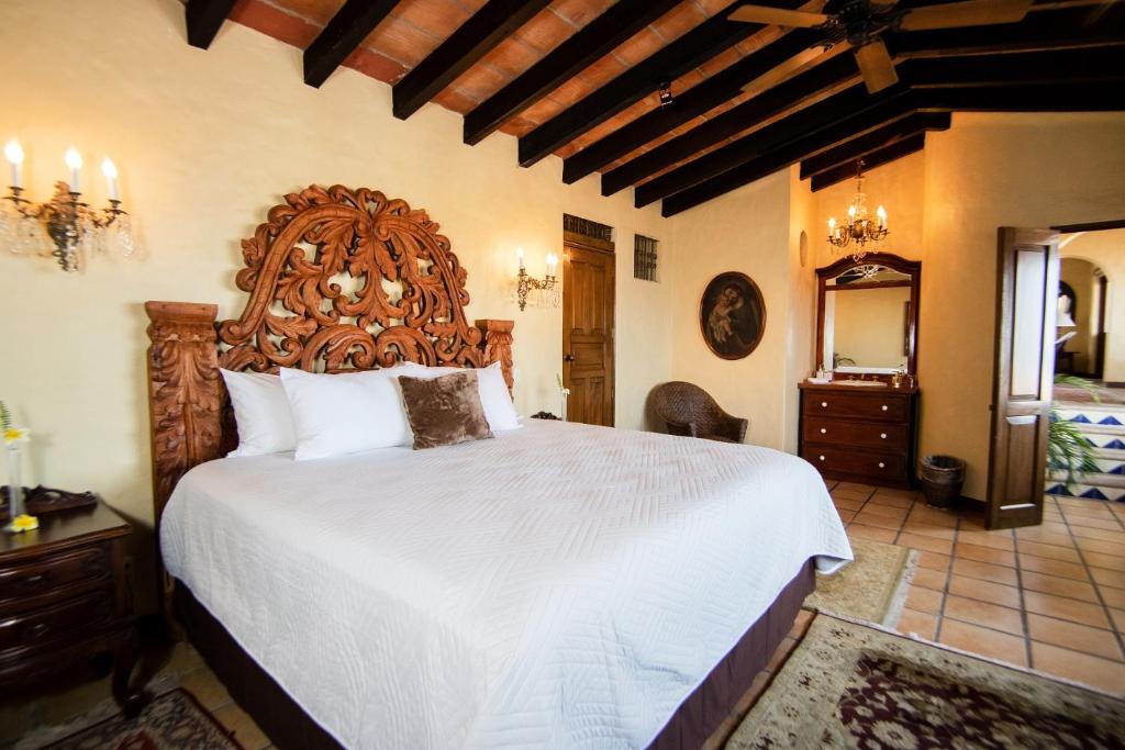 Postel nebo postele na pokoji v ubytování BellView Hotel Boutique