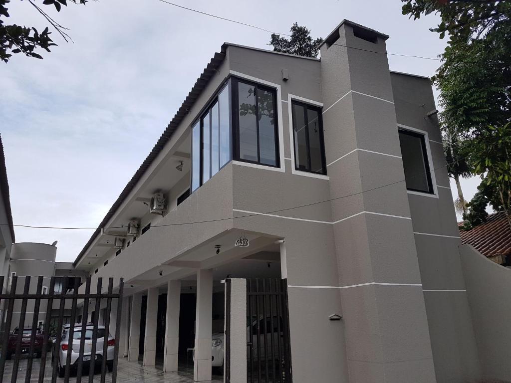 a view of the front of a building at CONFORTO e SEGURANÇA AP11 in Guaratuba