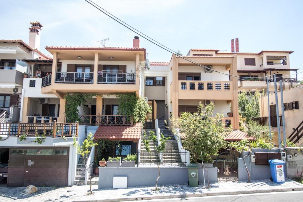 obraz budynku apartamentowego w obiekcie Vista Del Mare 1 w mieście Nea Roda