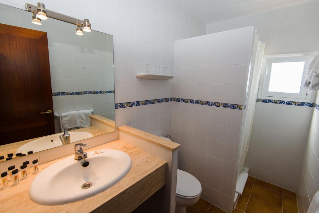 Hostal Cala Ratjada - Economy Double Or Twin Room With Air Conditioning