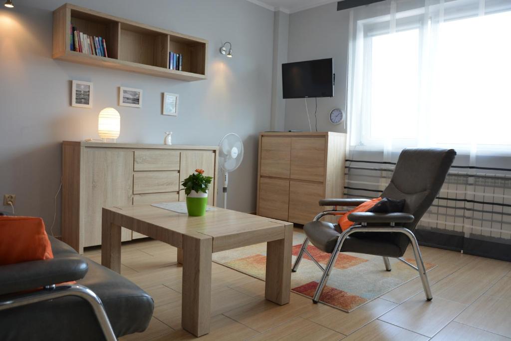 a living room with a table and two chairs at Apartament Maryla in Giżycko