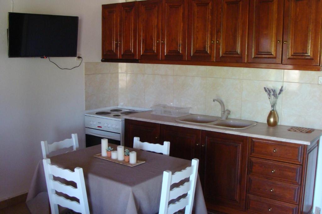 A kitchen or kitchenette at Gorjelina `s House