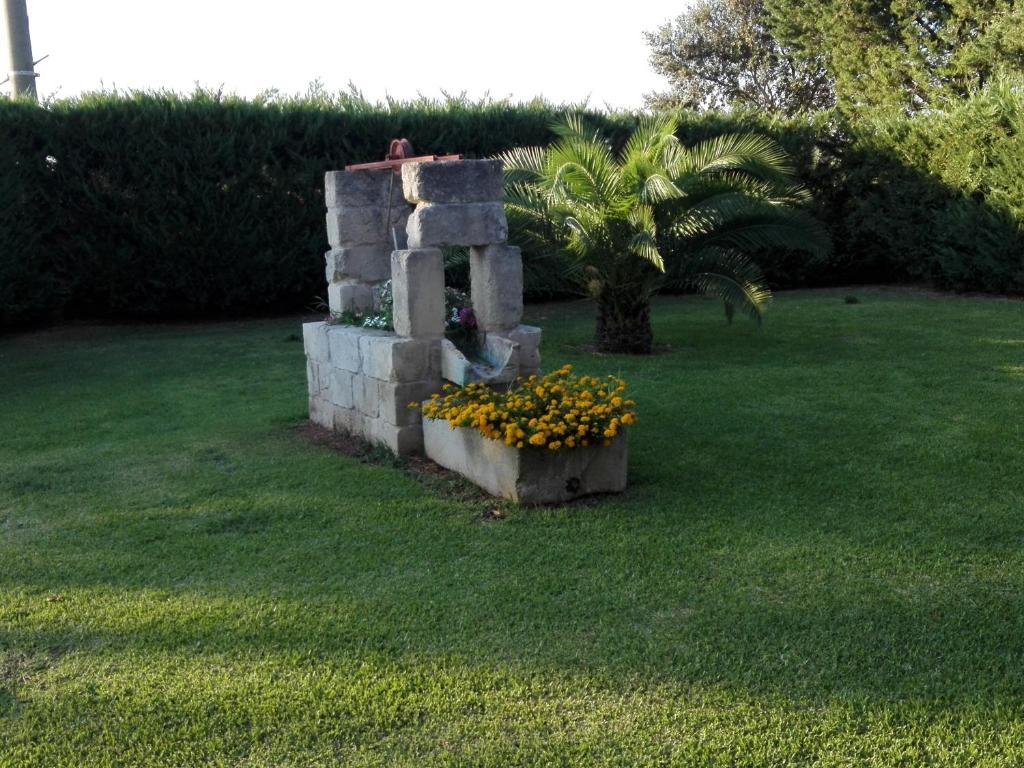 ボルガニェにあるAppartamenti turistici Aprile Lucaの庭の黄花箱