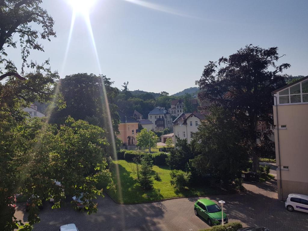 - une vue sur une petite ville avec une voiture verte dans l'établissement Fewo Villenviertel, à Eisenach