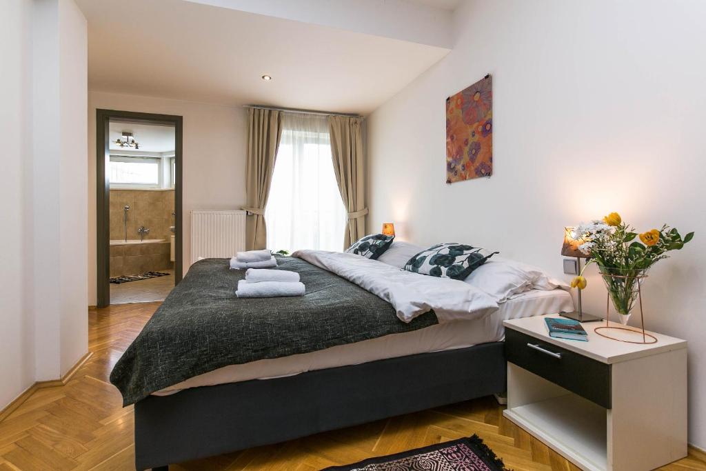 Postel nebo postele na pokoji v ubytování Art Apartments Prague II