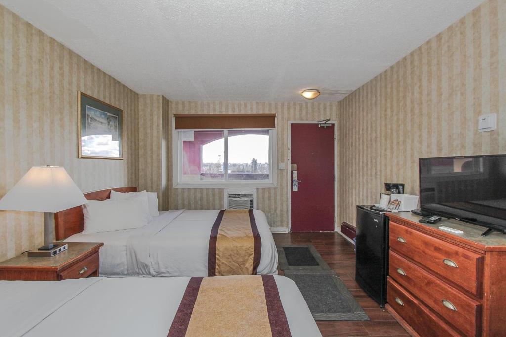 TV a/nebo společenská místnost v ubytování Canadas Best Value Inn Chinook Station