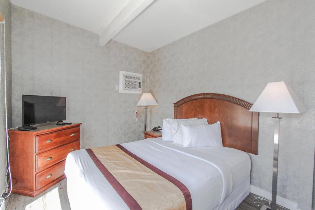 Postel nebo postele na pokoji v ubytování Canadas Best Value Inn Chinook Station