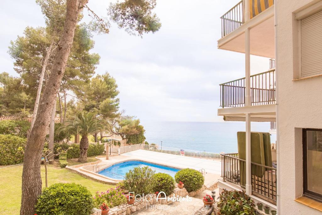 vistas al océano desde el balcón de un edificio en Apartamento Salou Vistas Mar - Piscina, en Salou