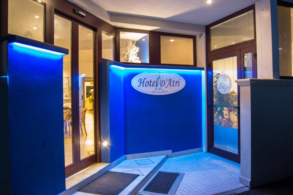 niebieskie frontowe drzwi sklepu z napisem w obiekcie Hotel D'Atri w mieście Montesilvano
