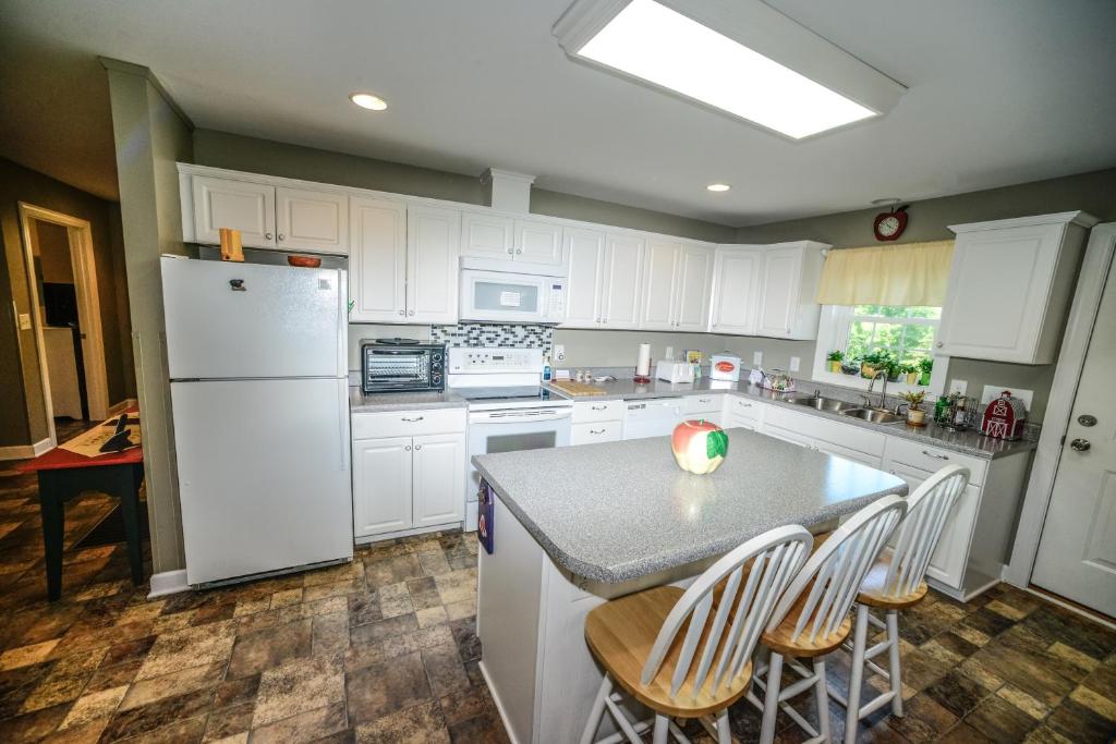 Good Looking lake lure cottage kitchen Ivyann S Cozy Cottage Asheville Lake Lure Nc Updated 2021 Prices Good Looking lake lure cottage kitchen Ivyann S Cozy Cottage Asheville Lake Lure Nc Updated 2021 Prices