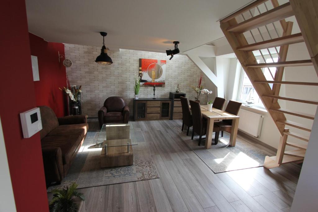 - un salon avec un canapé et une table dans l'établissement Orchidee Premium, à Comines