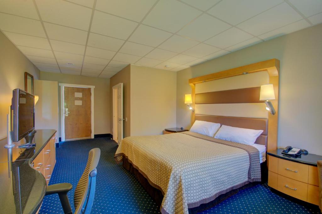 Village Inn في أنابوليس: غرفة فندقية بسرير وتلفزيون بشاشة مسطحة