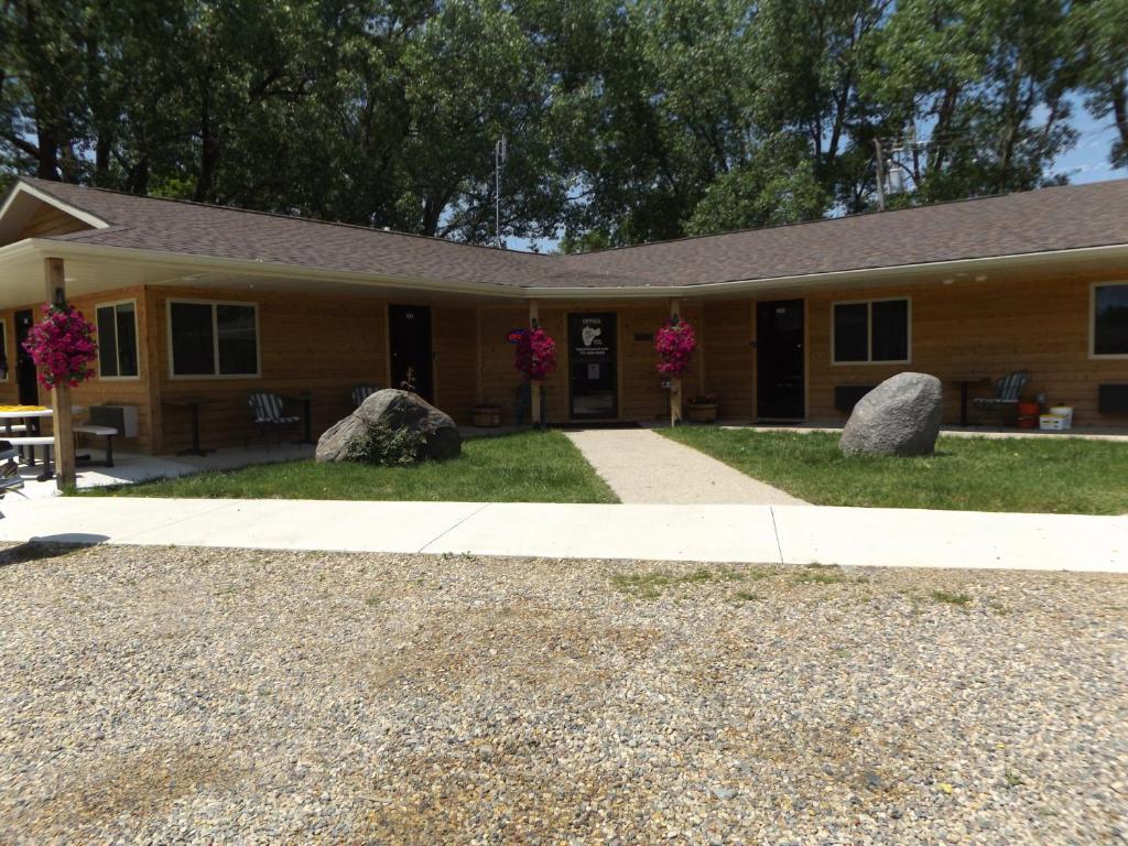 une maison avec deux grands rochers devant elle dans l'établissement Big Spirit Resort, à Spirit Lake