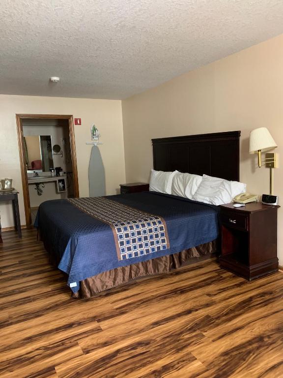 Ein Bett oder Betten in einem Zimmer der Unterkunft Riverwood Inn