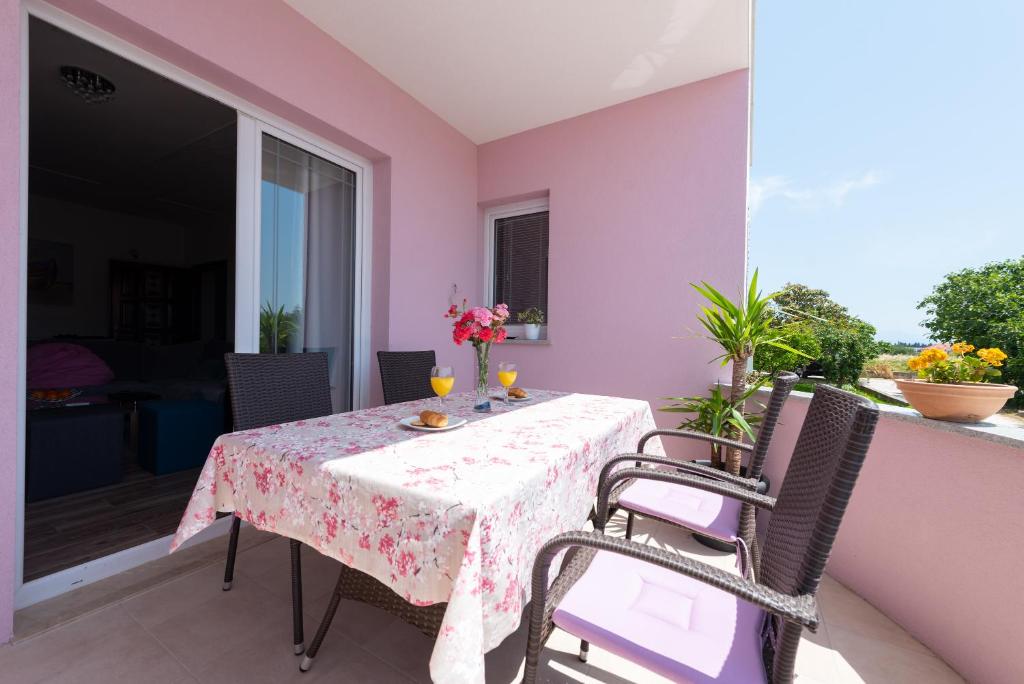 Balkón alebo terasa v ubytovaní luxury apartment with garden jacuzzi and wellness