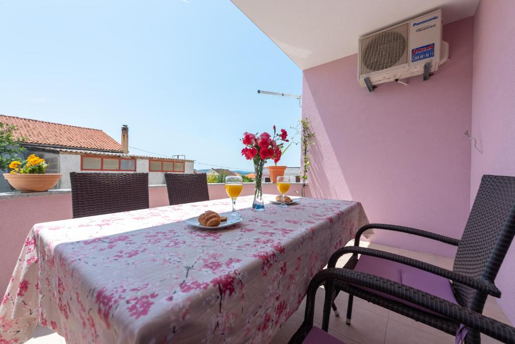 Balkón alebo terasa v ubytovaní luxury apartment with garden jacuzzi and wellness