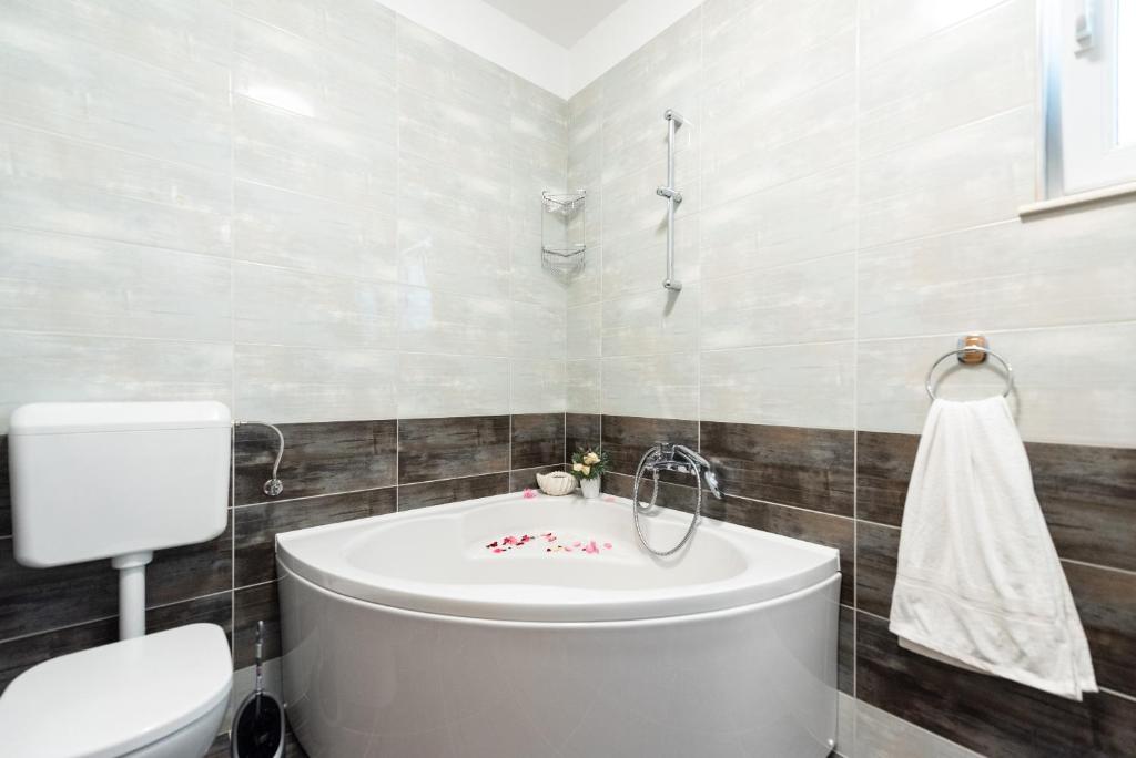 Kúpeľňa v ubytovaní luxury apartment with garden jacuzzi and wellness