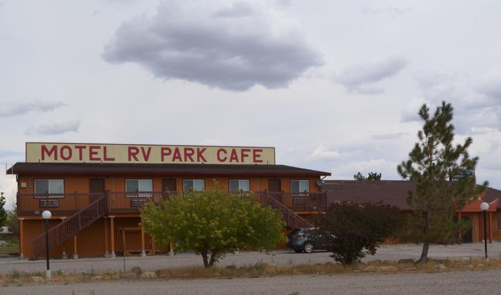 - un bâtiment avec un panneau indiquant le café du parc du motel dans l'établissement Wells ChinaTown, à Wells