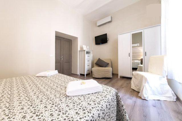 Habitación blanca con 2 camas y espejo. en Domus Traiano, en Roma