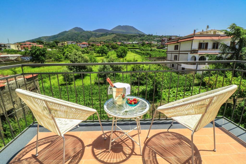 - un balcon avec deux chaises et une table avec vue dans l'établissement Bella 'Mbriana, à Ercolano