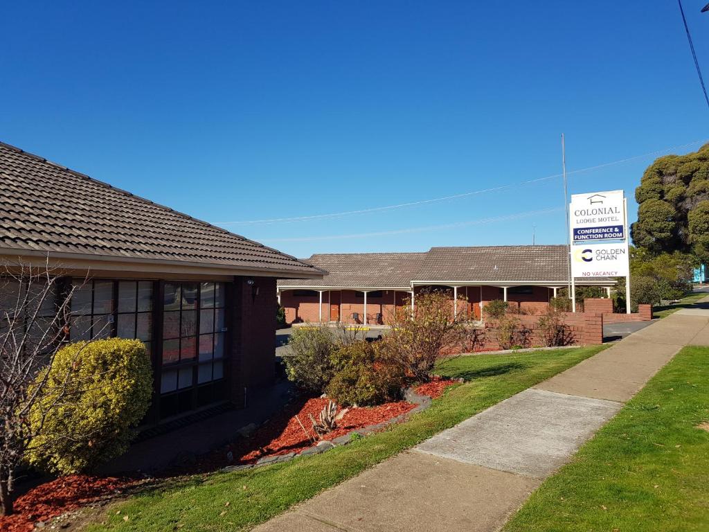 a building with a sign in front of it at Ararat Colonial Lodge Motel in Ararat