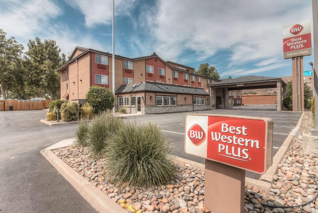 a sign that says best western plus in front of a building at Best Western Plus Yakima Hotel in Yakima