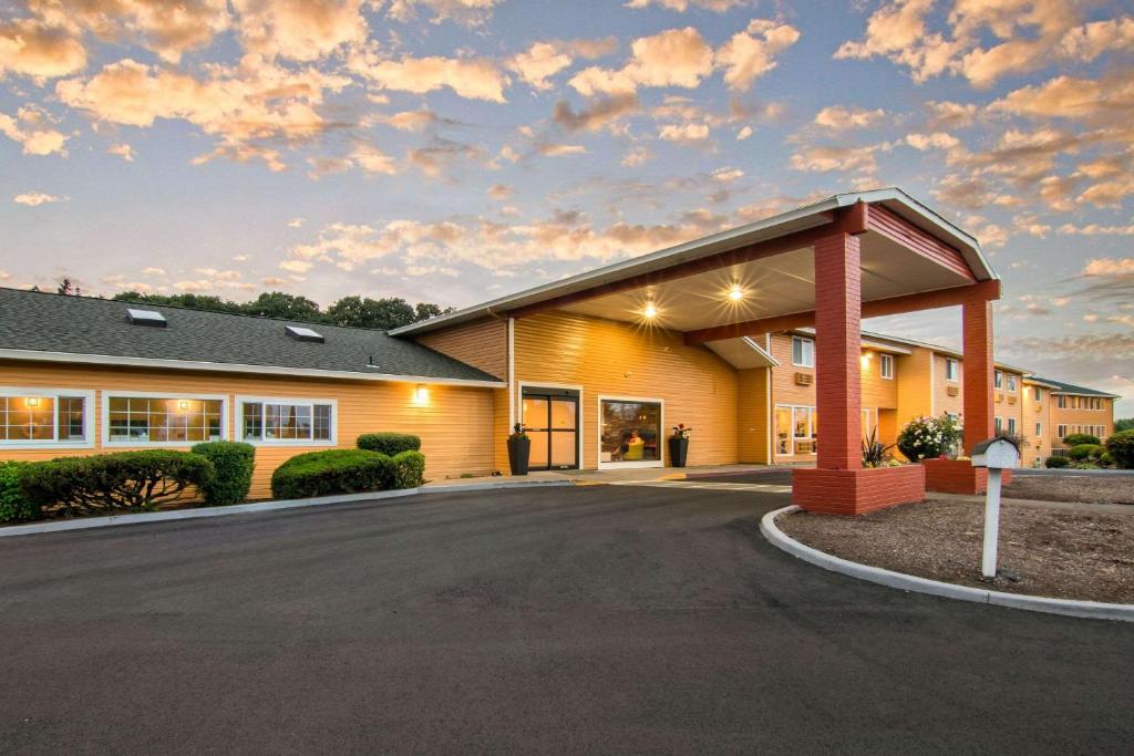 a building with a parking lot in front of it at Quality Inn & Suites Albany Corvallis in Albany