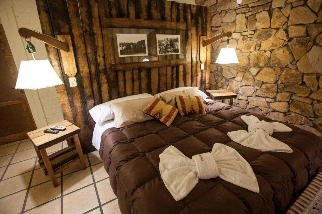 เตียงในห้องที่ Villa Bonita Cabañas y Suites