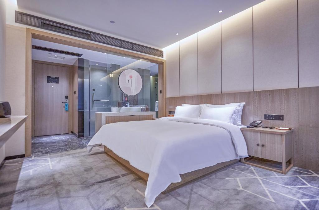Postel nebo postele na pokoji v ubytování Paco Hotel Guangzhou Baiyun Airport Liantang Metro