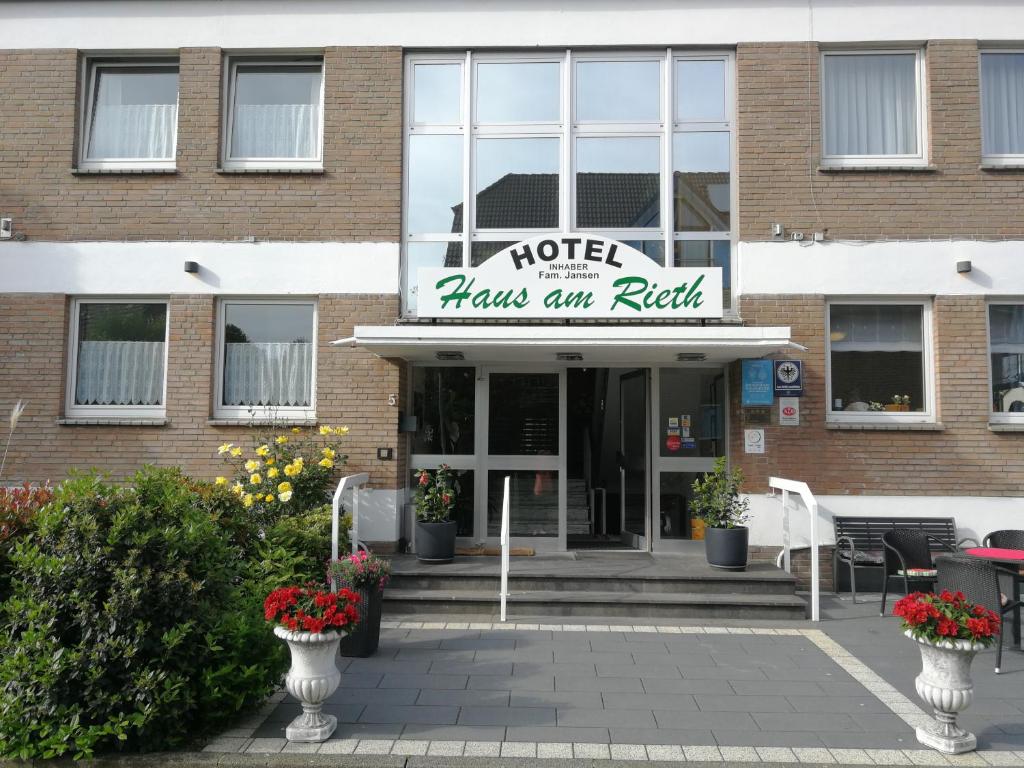 un edificio de ladrillo con un cartel que dice motel tienen un rollo en Hotel Haus am Rieth, en Nettetal