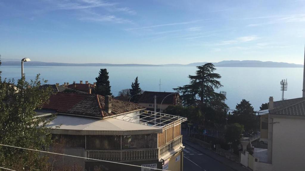 vista sull'acqua dai tetti degli edifici di Apartman Andi a Fiume (Rijeka)